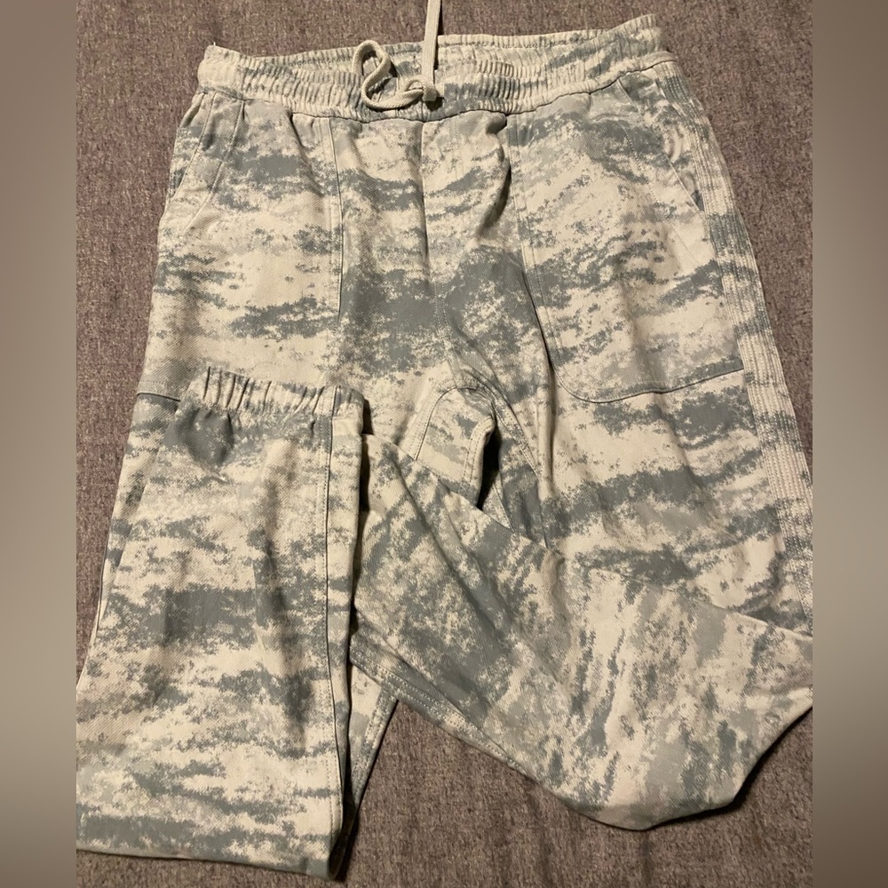 Athleta Farrallon Jogger Women size M camo coast grey